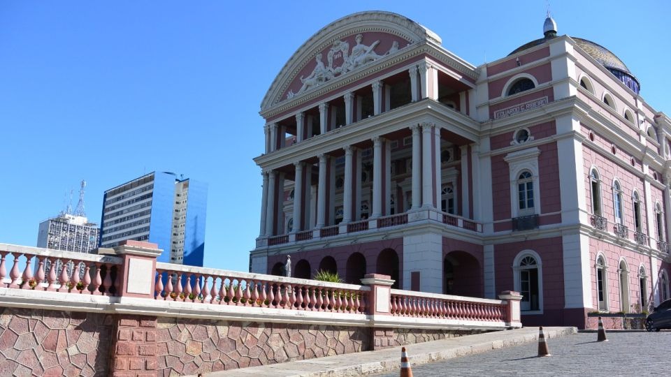 Teatro Amazonas em Manaus em dia ensolarado com céu azul